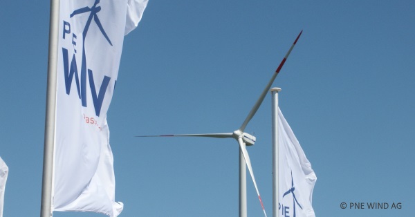 PNE WIND AG, Windturbine und Fahnen