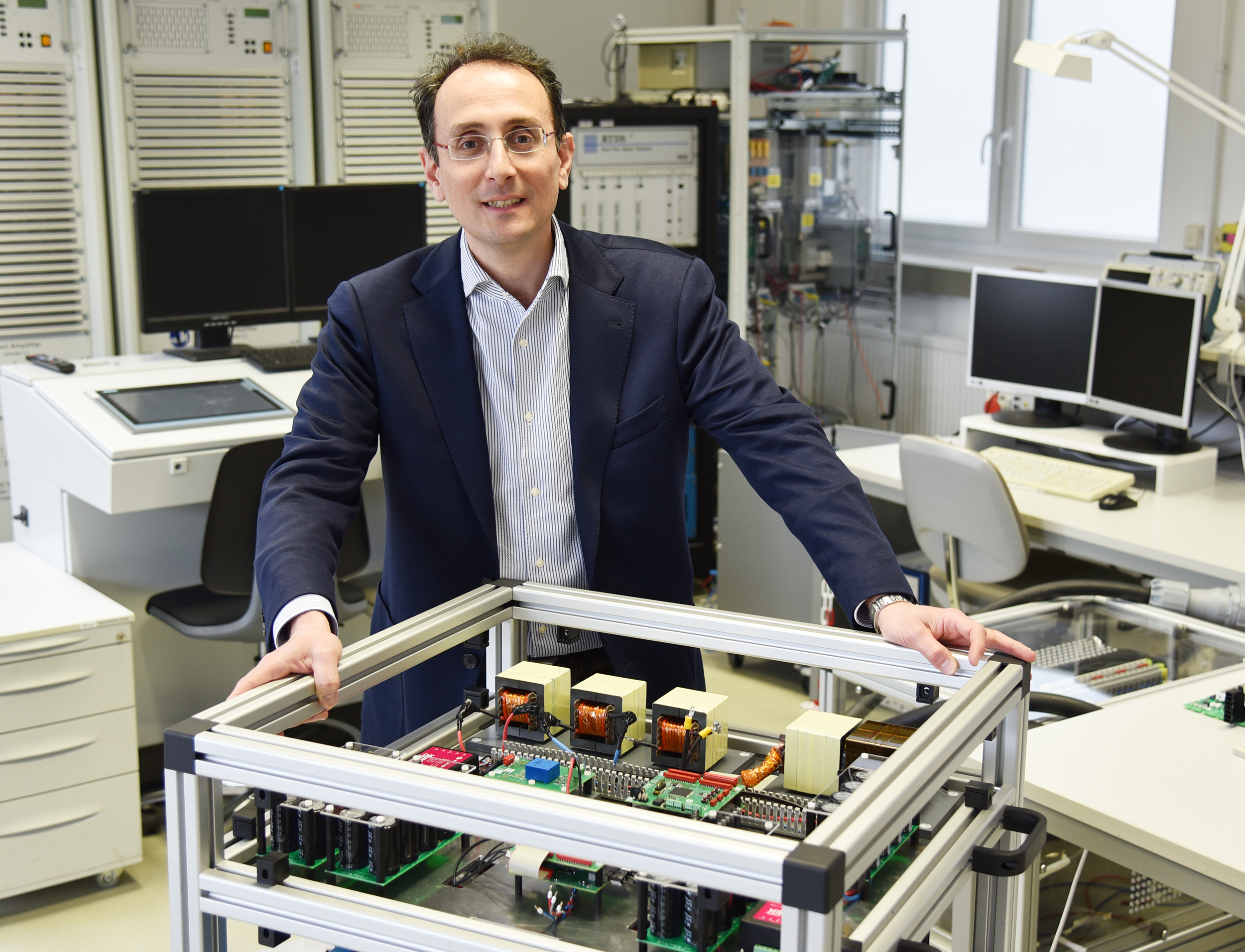 Ein Forschungsteam um Marco Liserre, Professor für Leistungselektronik, hat den Prototyp eines intelligenten Transformators entwickelt, der den Stromfluss steuert 