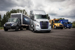 Daimler Trucks präsentiert zwei Elektro-Lkw für die USA