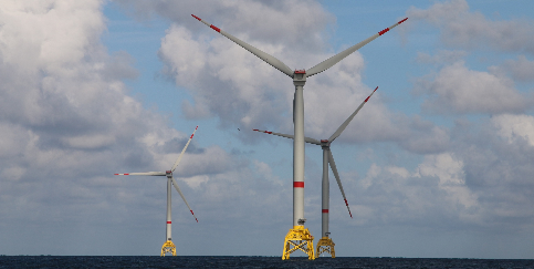 Drei von insgesamt siebzig Windkraftanlagen des Windparks Wikinger 