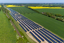 Solarpark am Bahndamm in Brandenburg