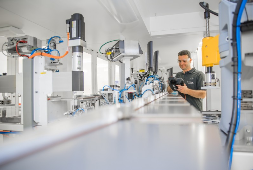 Manz Produktionshalle